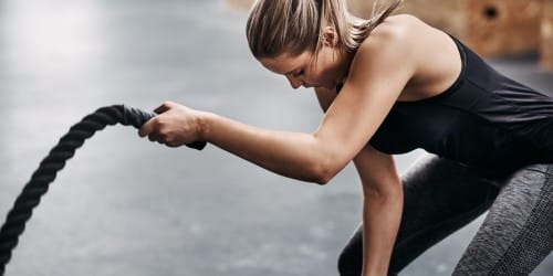 Frau beim Fitness-Training